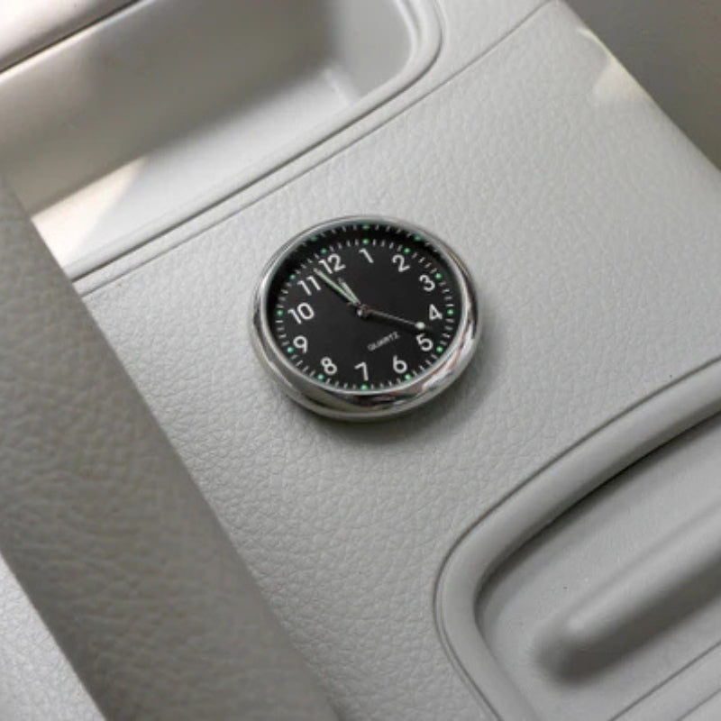 Mini Auto Kello – Selkeä Analoginen Näyttö Ja Helppo Kiinnitys